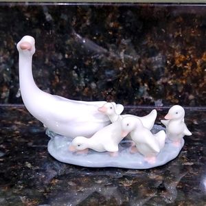 LLADRÓ “Little Ducks After Mother”